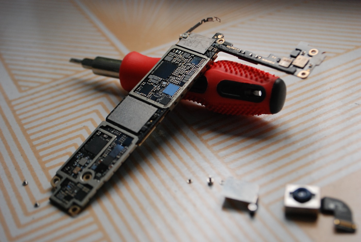 Nahaufnahme elektronischer Baugruppen in einer technischen Umgebung